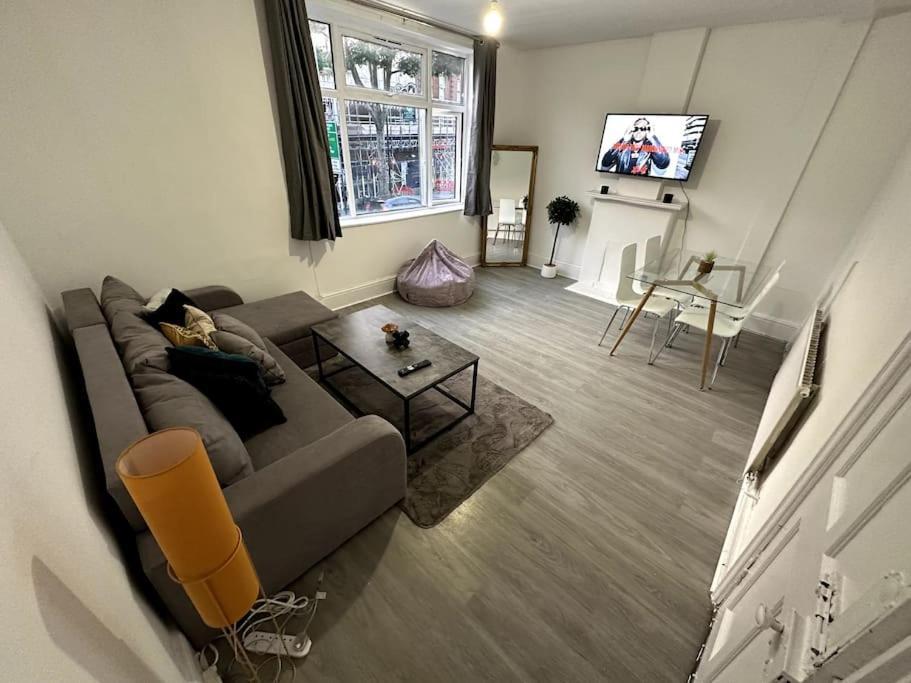 Spectacular 2 Bedroom On Tower Bridge 런던 외부 사진